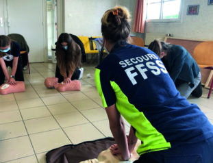 L'association Poséidon Sauvetage propose une formation, sur inscription, permettant d’acquérir les compétences pour réaliser les gestes élémentaires de premiers secours (PSC1).